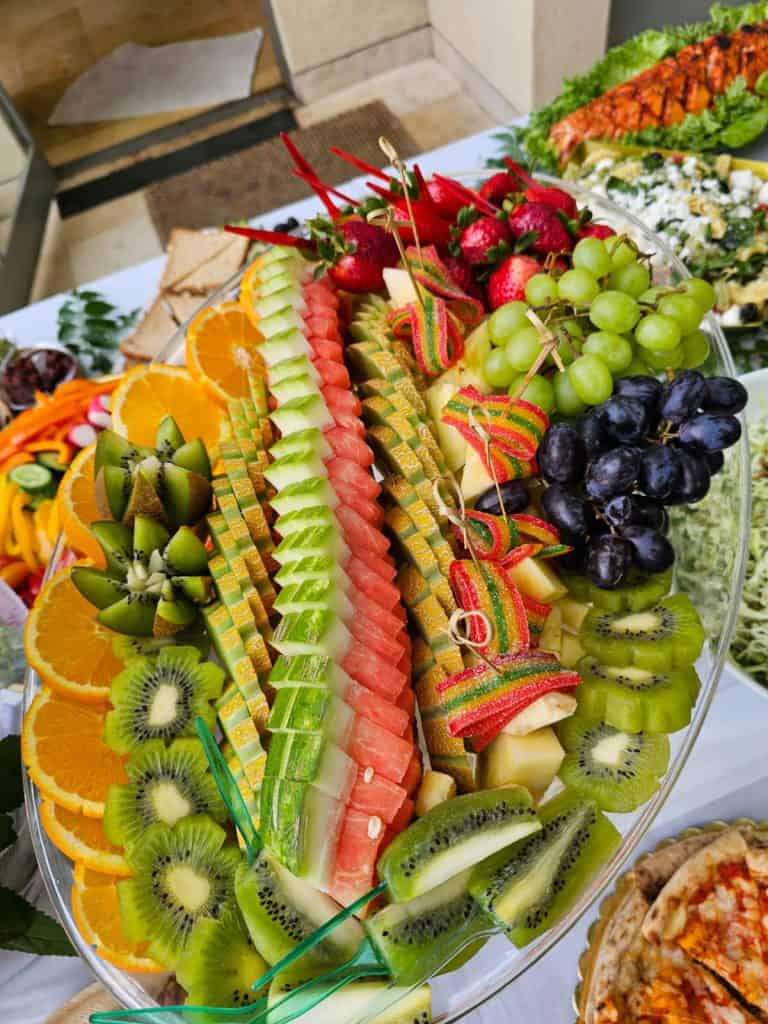 שולחן שוק צבעוני ועשיר עם פירות