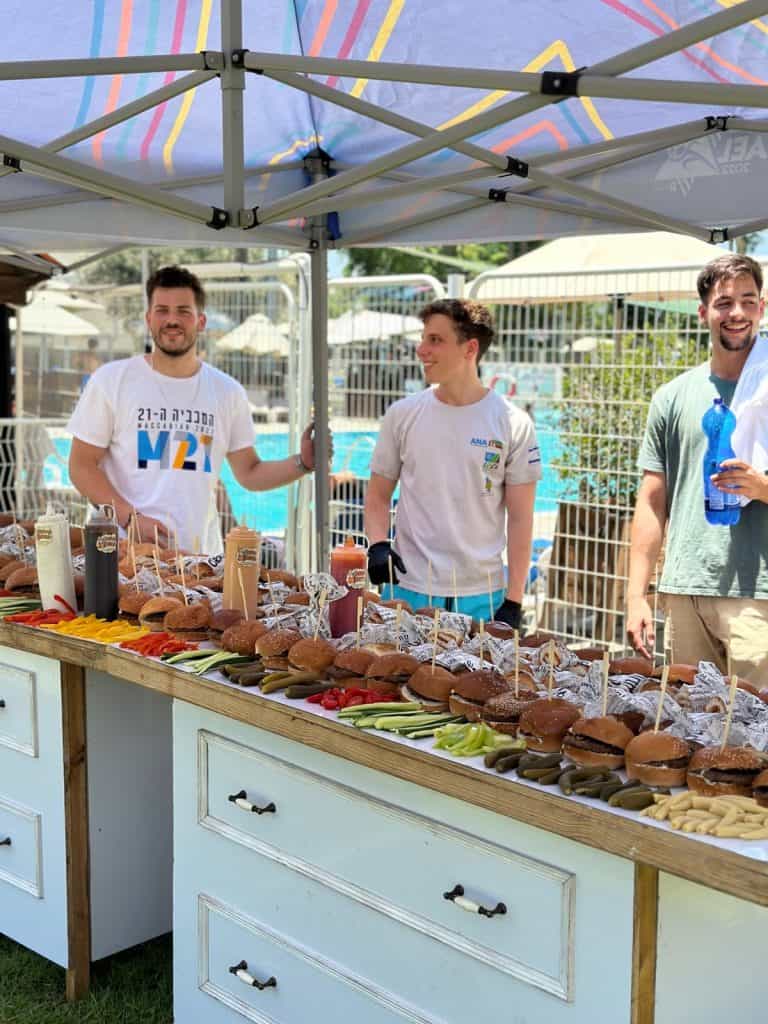 שולחן שוק עם 3 אנשים עומדים ברקע